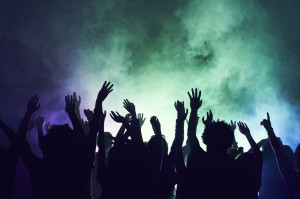 braccia alzate durante un concerto