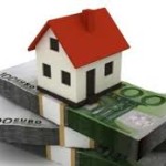 una casa sopra alcune banconote
