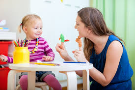 una babysitter gioca con una bambina