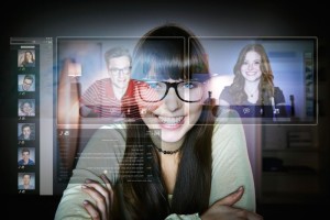 una ragazza parla su skype