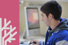 un ragazzo lavora al computer
