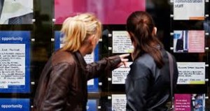 due ragazze leggono annunci di lavoro