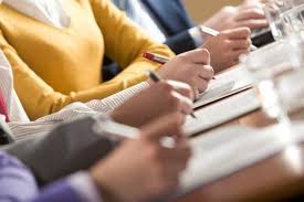 alcune persone prendono appunti