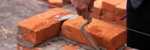 costruzione di un muro in mattoni