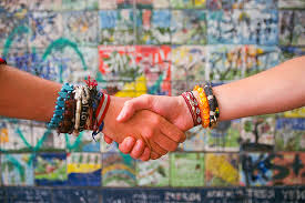 due persone che si stringono la mano