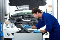 un tecnico che sta facendo l'analisi computerizzata di un'auto